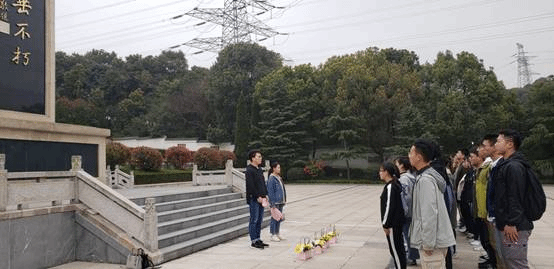 说明: C:\Users\lenovo\Desktop\商学院党日活动\祭扫.jpg